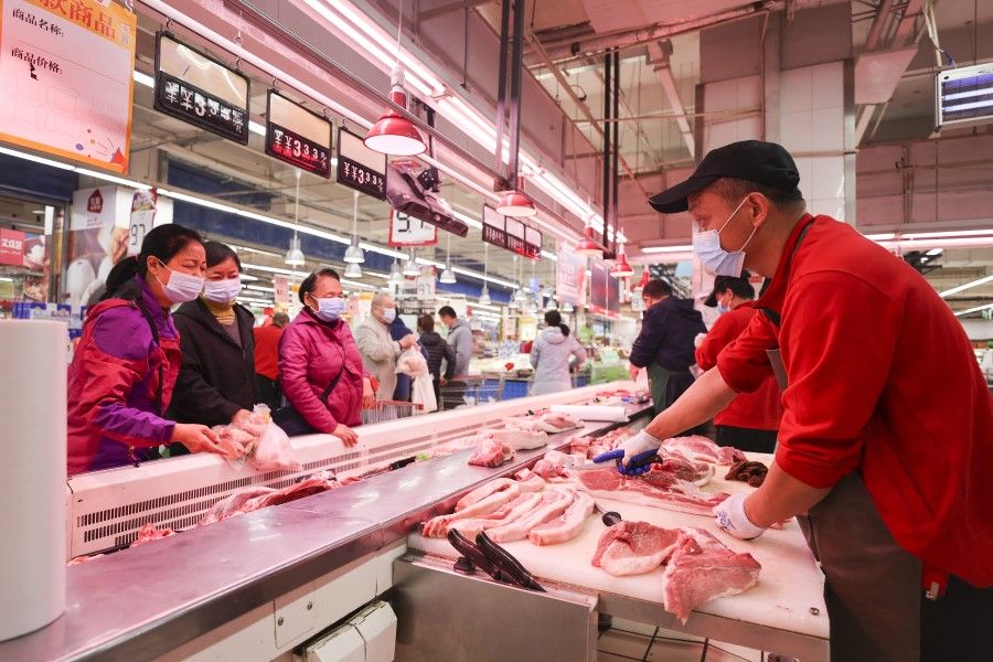 Consumers purchase pork in supermarkets in Taiyuan, Shanxi, 9 November 2022. On the same day, China's consumer price index (CPI) in October, released by the National Bureau of Statistics, rose 2.1% year-on-year, 0.7 percentage points lower than last month. (China News Agency/Zhang Yun)