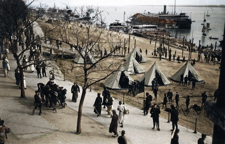 A garrison of the Hubei New Army under Li Yuanhong is camped beside the Yangtze River, November 1911. When the uprising broke out, this was the only garrison defending Wuchang, and they quickly joined the revolutionaries.