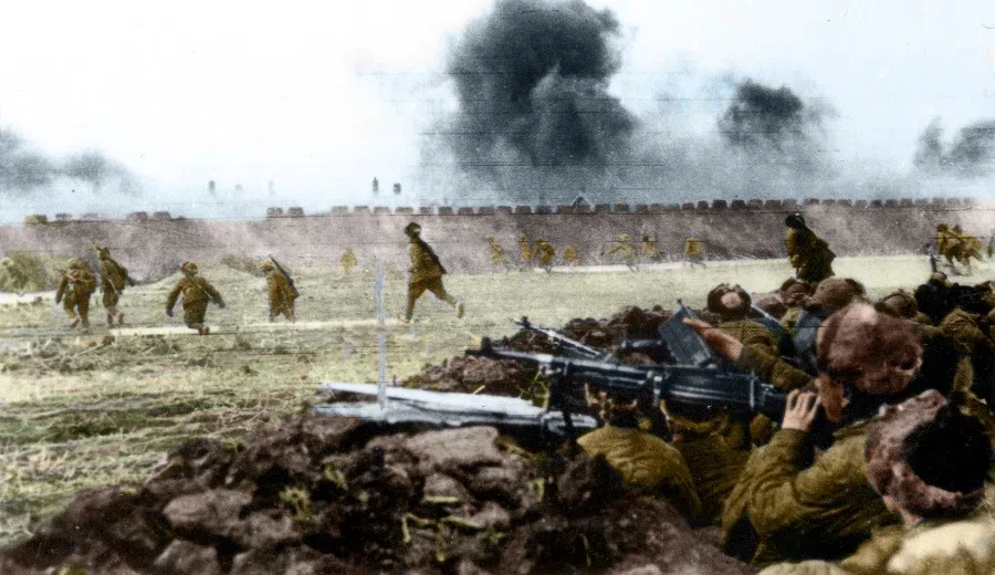 October 1948: The People's Liberation Army (PLA) launching an overall offensive on Jinzhou in northeast China. At this time, the KMT troops were trapped in Jinzhou, Shenyang, and Changchun, and the PLA launched a strategic attack.