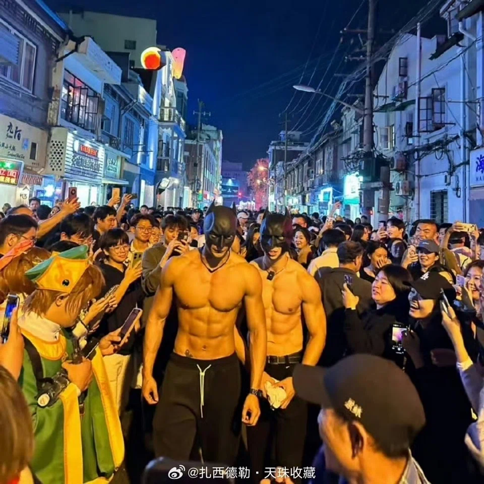 People dressed as topless "Batman" at the Halloween parade. (Weibo)