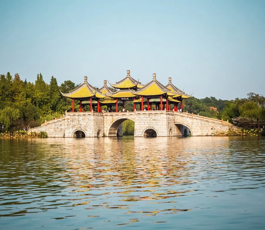 Five-Pavilion Bridge, Slender West Lake, Yangzhou. (iStock)