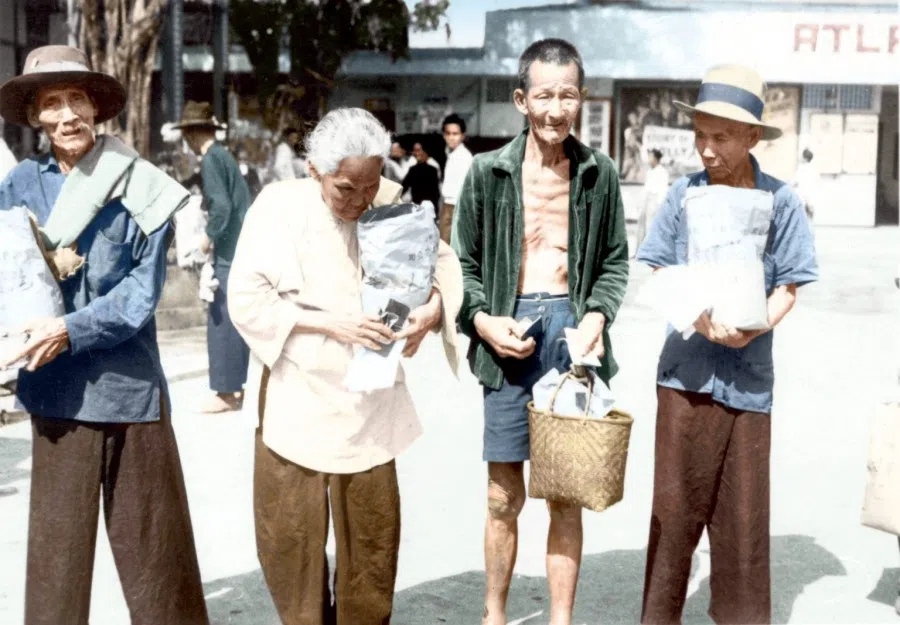 In January 1951, the Shaw Brothers distributed gifts to impoverished elderly people at the Great World Amusement Park.