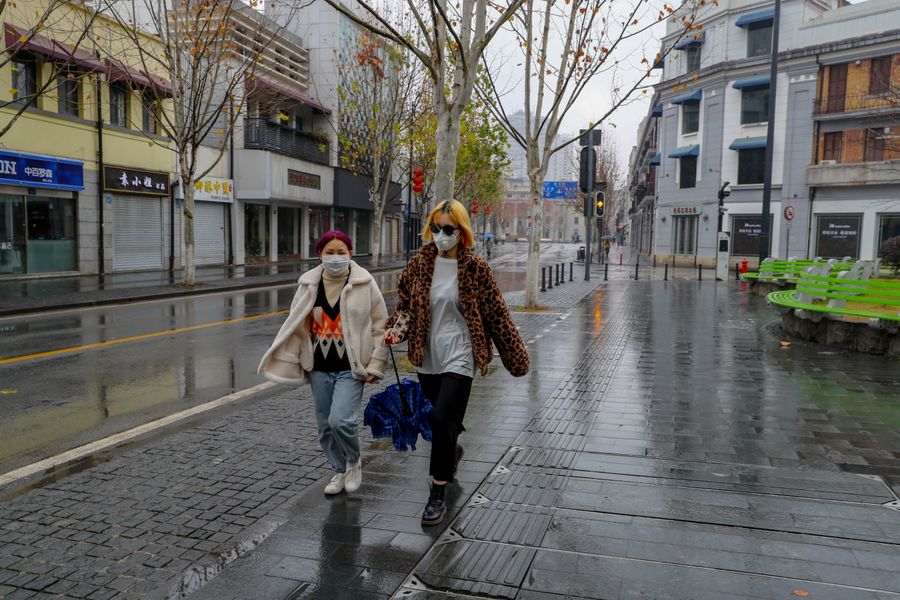 Two Chinese residents walk on an empty Zhongshan Avenue in Wuhan on 24 January 2020, the eve of Chinese New Year. (CNS)