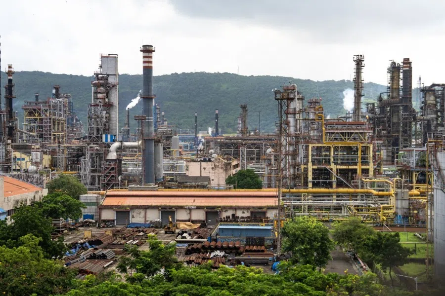 A Bharat Petroleum Corp. oil refinery in Mumbai, India, on 11 August 2025. India’s state-owned oil refiners are pulling back from purchases of Russian crude for now, according to people with direct knowledge of the companies’ procurement plans, as Washington ratchets up the pressure on New Delhi over the flows with a wave of harsh tariffs. (Abeer Khan/Bloomberg)