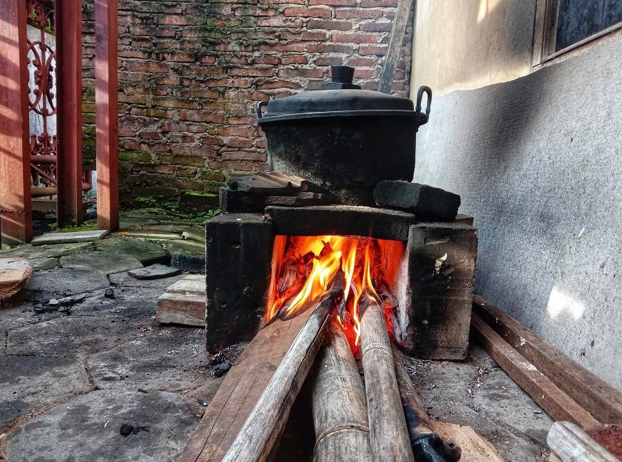 Cooking was tough in the olden days - how do you control the flame of a charcoal stove? (iStock)