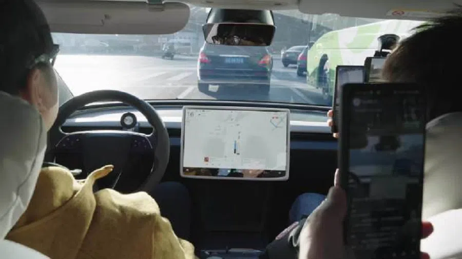 Tesla’s FSD was given a relatively good rating after ifeng.com’s auto review platform tested it on Beijing’s roads. (Screen grab from video)