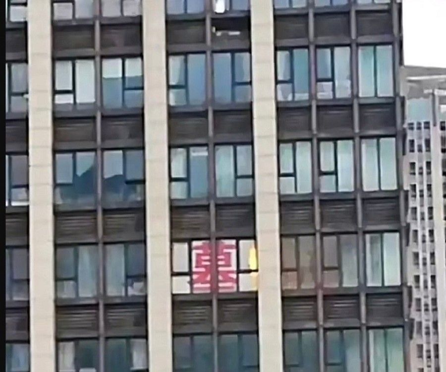 An apartment block with the Chinese character for “grave” in the window of a unit. (Internet)
