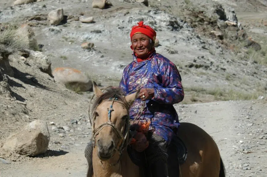 Saddles in Mongolia are made of thick cowhide, while saddles in Inner Mongolia are primarily wooden, often reinforced or covered with metal or cowhide.