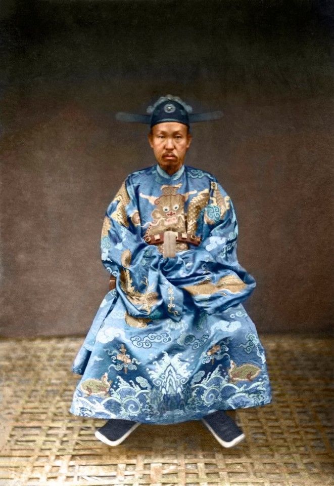 In the 1900s, officials of the Nguyen Dynasty wore clothing in styles reminiscent of China's Song dynasty.