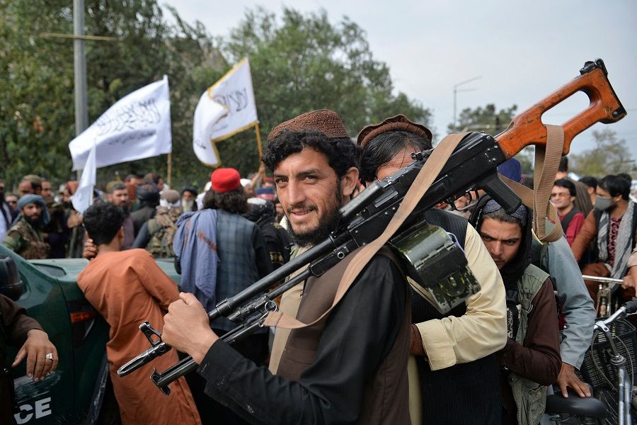 Taliban fighters gather along a street during a rally in Kabul, Afghanistan on 31 August 2021. (Hoshang Hashimi/AFP)