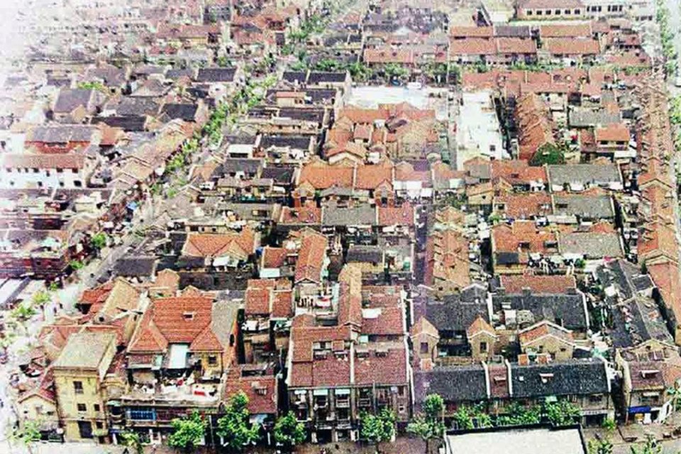 Shikumen houses in the Xintiandi area of Shanghai, before restoration work. (Photo: Kevin Sim Kwang Yang)