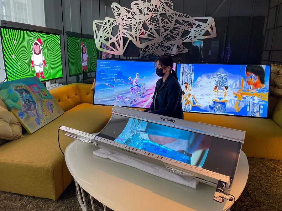 A visitor visits the 3D virtual exhibition hall at the OneOffs NFT International Art Fair in Taipei, Taiwan, held between 24-26 December 2021 at W Hotel. (CNS)