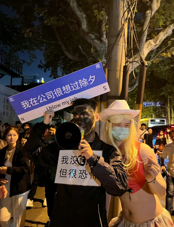 This participant dressed as an ordinary employee lamenting that he would be working in office on Chinese New Year's Eve next year. (Weibo)