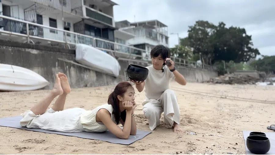 Zero Chan with a student as she conducts a class on Peng Chau’s beach.