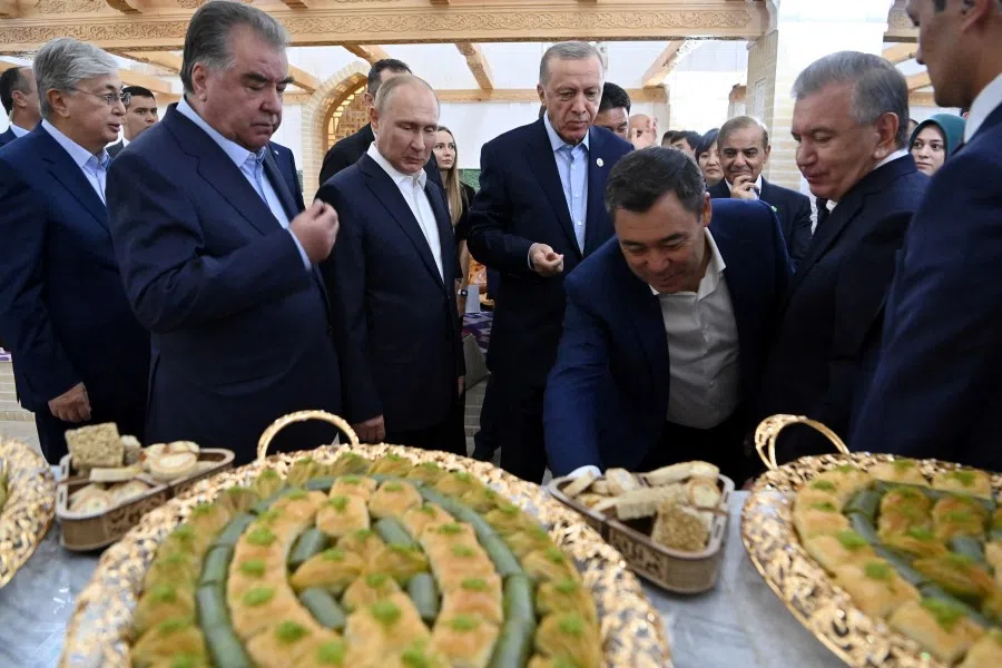 (Left to right) Kazakh President Kassym-Jomart Tokayev, Tajik President Emomali Rakhmon, Russian President Vladimir Putin, Turkish President Tayyip Erdogan, Kyrgyz President Sadyr Japarov and Uzbek President Shavkat Mirziyoyev attend the Shanghai Cooperation Organization (SCO) summit in Samarkand, Uzbekistan, 15 September 2022. (Sultan Dosaliev/Kyrgyz Presidential Press Service/Handout via Reuters)