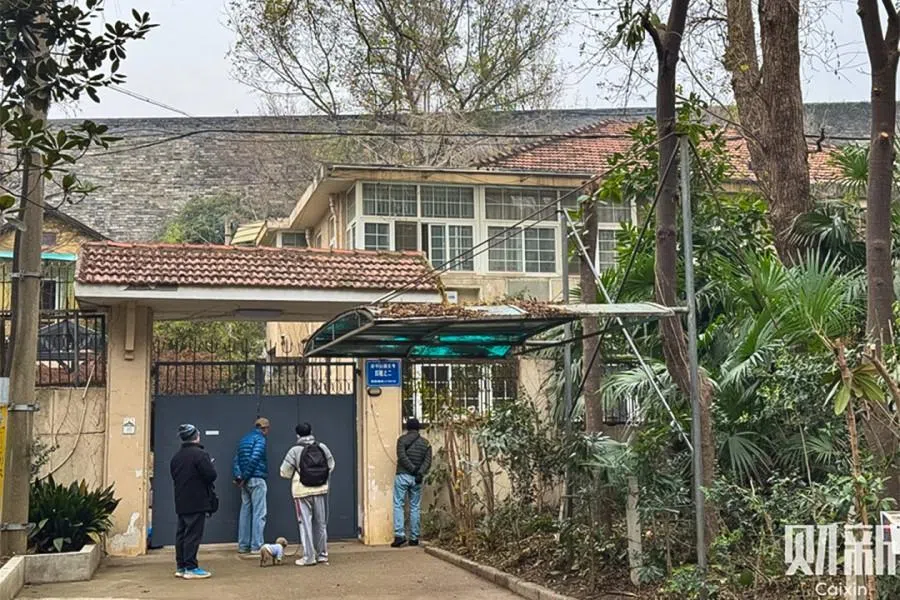 The residence of former Nanjing Museum director Xu Huping. On 23 December 2025, Xu was escorted to a minibus accompanied by official vehicles. (Wang Shuo/Caixin)