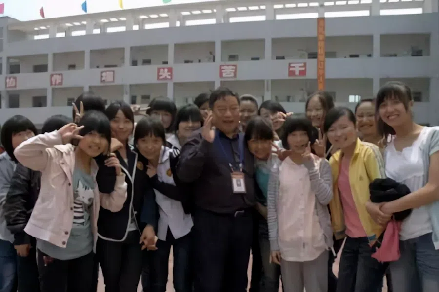 Late principal Ye Zhiping’s safety drills and reinforced buildings enabled a full school evacuation in just 1 minute 36 seconds, with no injuries, during the 2008 Wenchuan earthquake. (Internet)