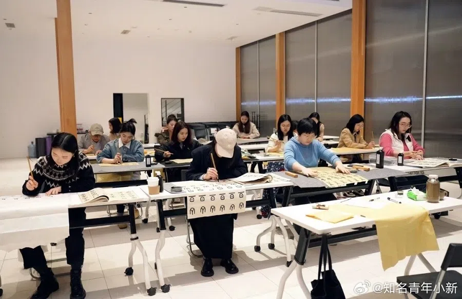 People attend calligraphy lessons at a night school in China. (Weibo)