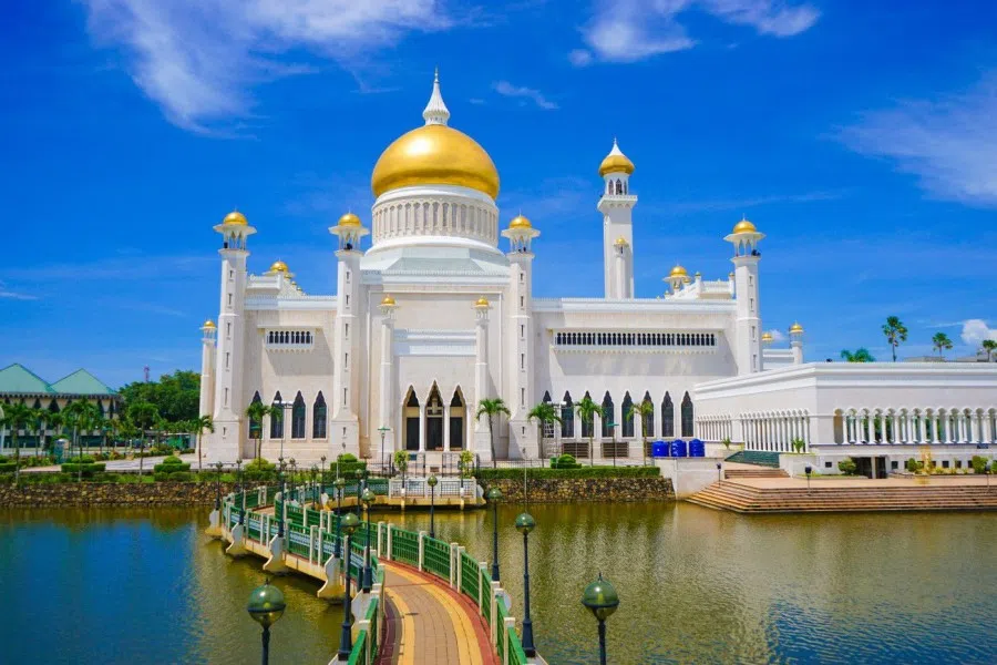 Omar Ali Saifuddien Mosque in Brunei. Chinese workers in Brunei essentially live in a bubble. (Internet)