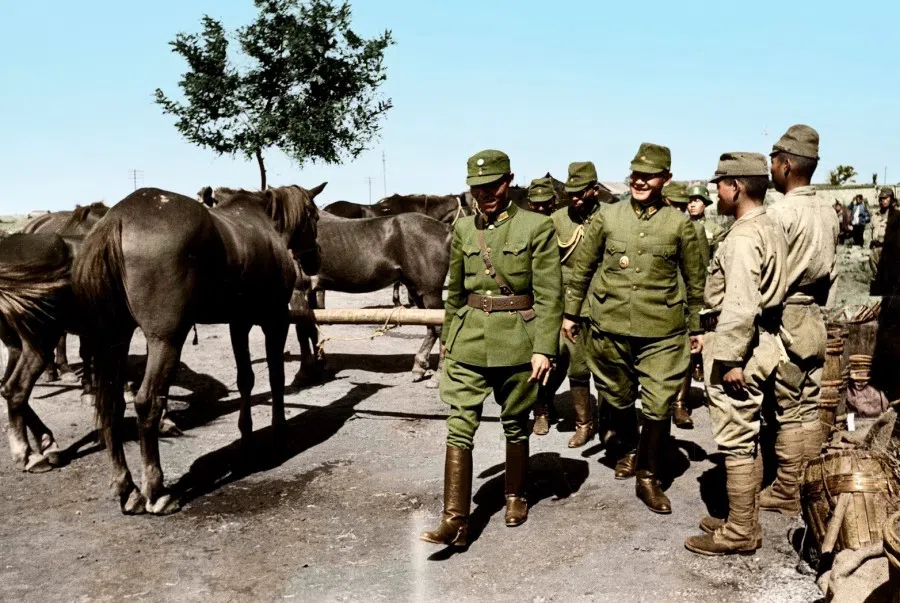 A representative of the Chinese army (left) inspects a Japanese camp before their transfer to a concentration facility, October 1945. Under Chiang Kai-shek's "coals of fire" policy, despite the enormous loss of life and property to China under Japanese troops, the Chinese soldiers did not see unarmed Japanese troops as enemies. On the right, a Japanese officer receives him with a smile. Both sides soon got along, a hard-to-believe situation at the end of World War II.