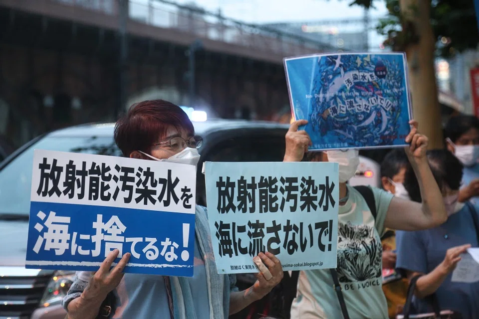 Nearly a hundred people gathered outside the headquarters of TEPCO, owner of the damaged Fukushima nuclear power plant, to protest the planned discharge of Fukushima wastewater into the sea, 5 July 2023. (CNS)