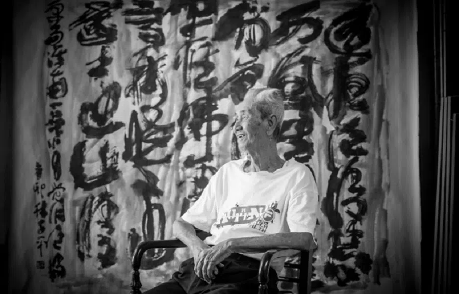 Artist Lim Tze Peng with one of his hutuzi works. (Ode To Art Gallery)