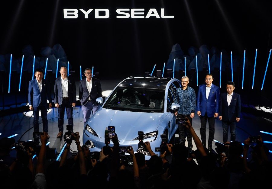 Malaysia's Minister of Investment, Trade, and Industry Tengku Datuk Seri Zafrul Tengku Abdul Aziz (third from right) with the Managing Director of BYD Malaysia Sdn Bhd, Eagle Zhao (right), at the launch event of BYD Seal in Malaysia, on 22 February 2024. (fotoBERNAMA)