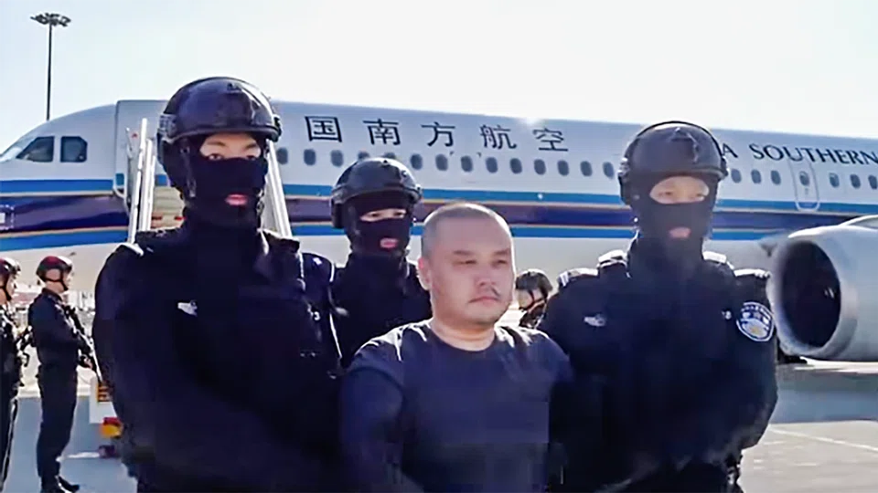 Li Xiong being escorted out of a China Southern Airlines flight on 1 April 2026. (Screenshot from YouTube/CCTV)