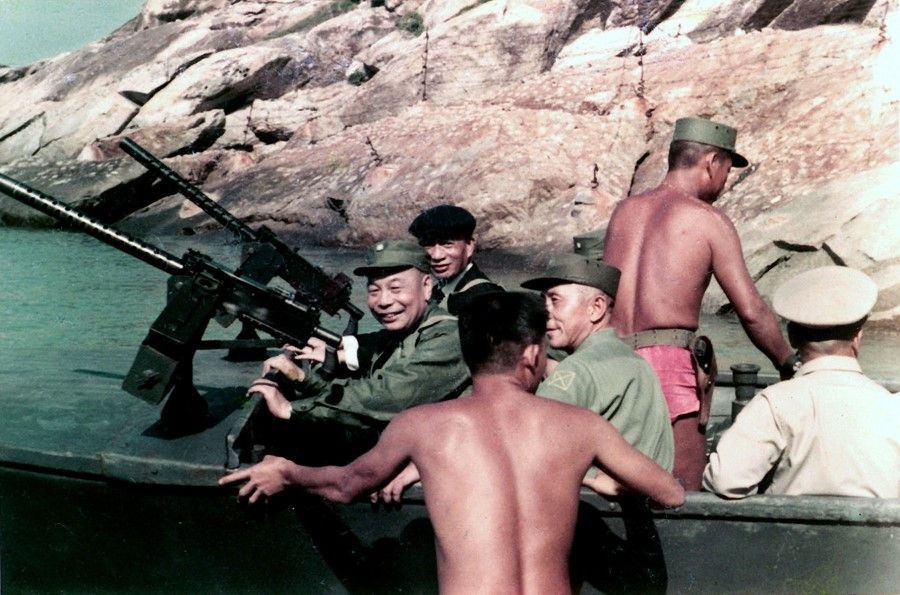 Chiang Kai-shek's son, Chiang Ching-kuo, inspecting sea operations on a gunboat in Kinmen, 1959. At the time, Kinmen had just seen heavy bombardment, and the cross-strait issue was gaining global attention.