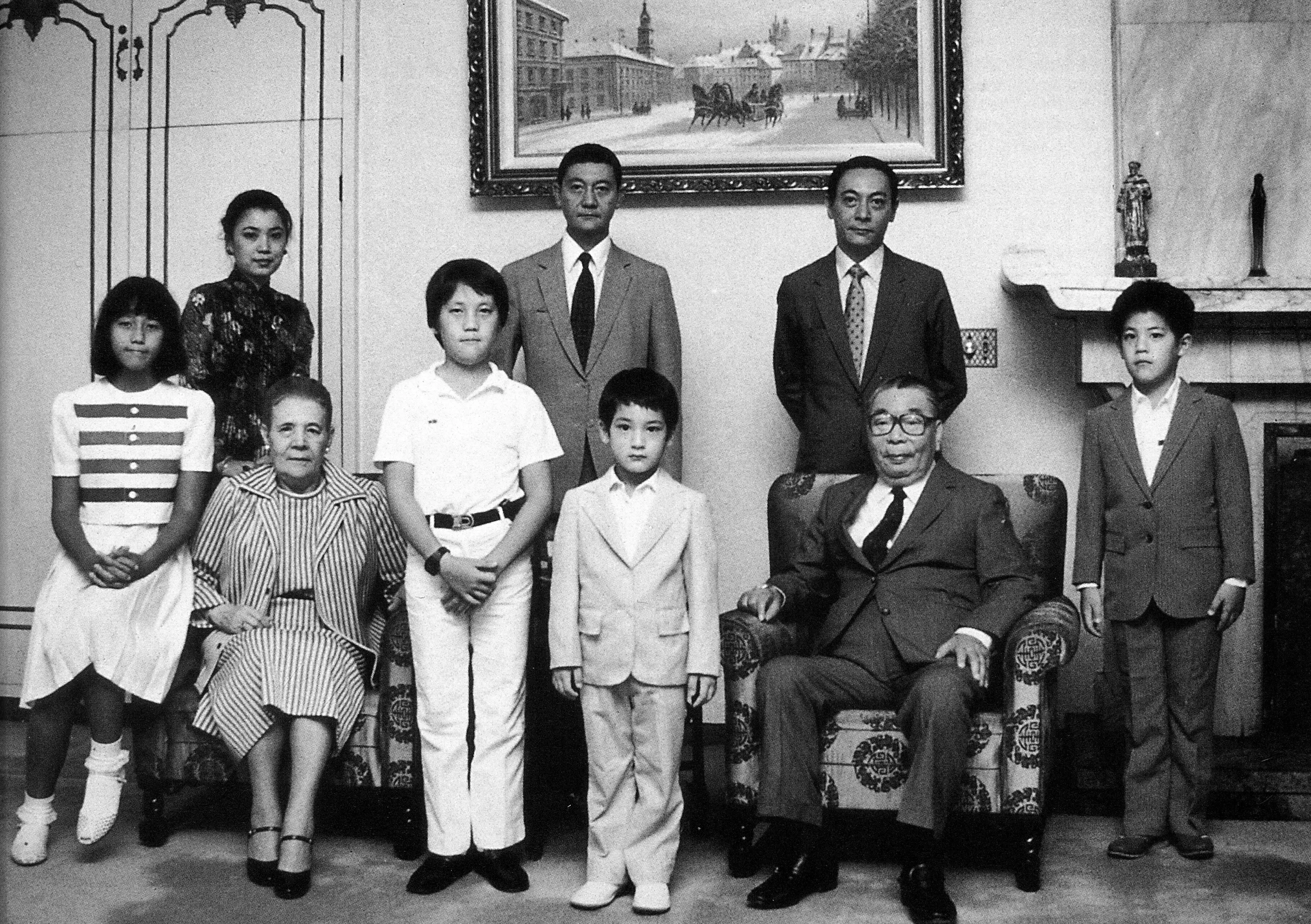 A three-generation photo of Chiang Ching-kuo’s family in the 1980s.