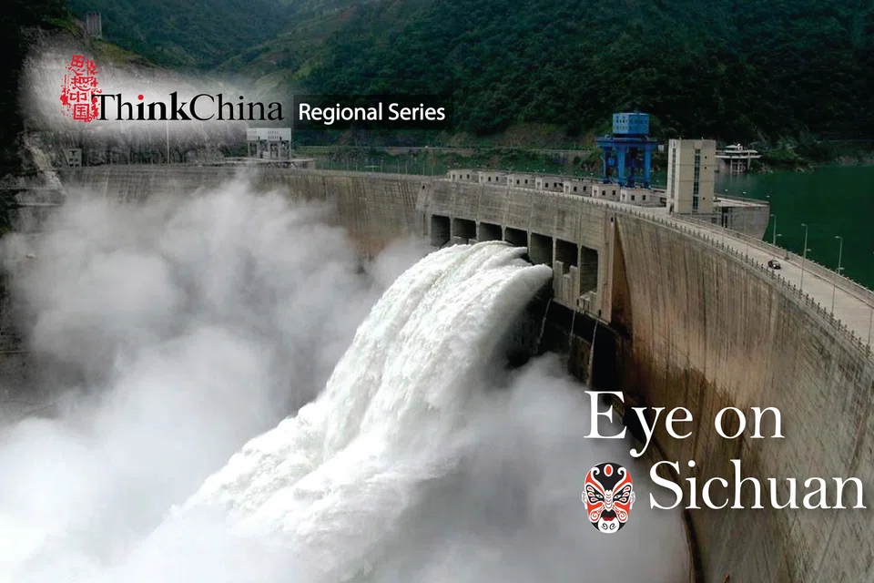 Flood discharge at Ertan dam on the Yalong River, a tributary of the Yangtze River in Sichuan, China.  (​Background photo: Wikimedia/Licensed under <a href="https://creativecommons.org/licenses/by-sa/4.0/" target="blank">CC BY-SA 4.0</a>)