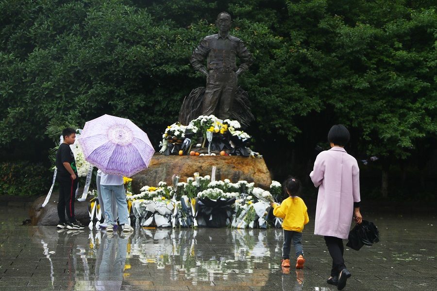People pay their respects in front of a statue of Yuan Longping in Jiangxi, China on 23 May 2021. (CNS)