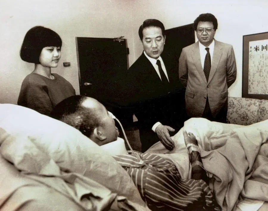 In my ward at Taipei Veterans General Hospital, Kuomintang secretary-general James Soong came to visit me. My wife Maggie is on the left.