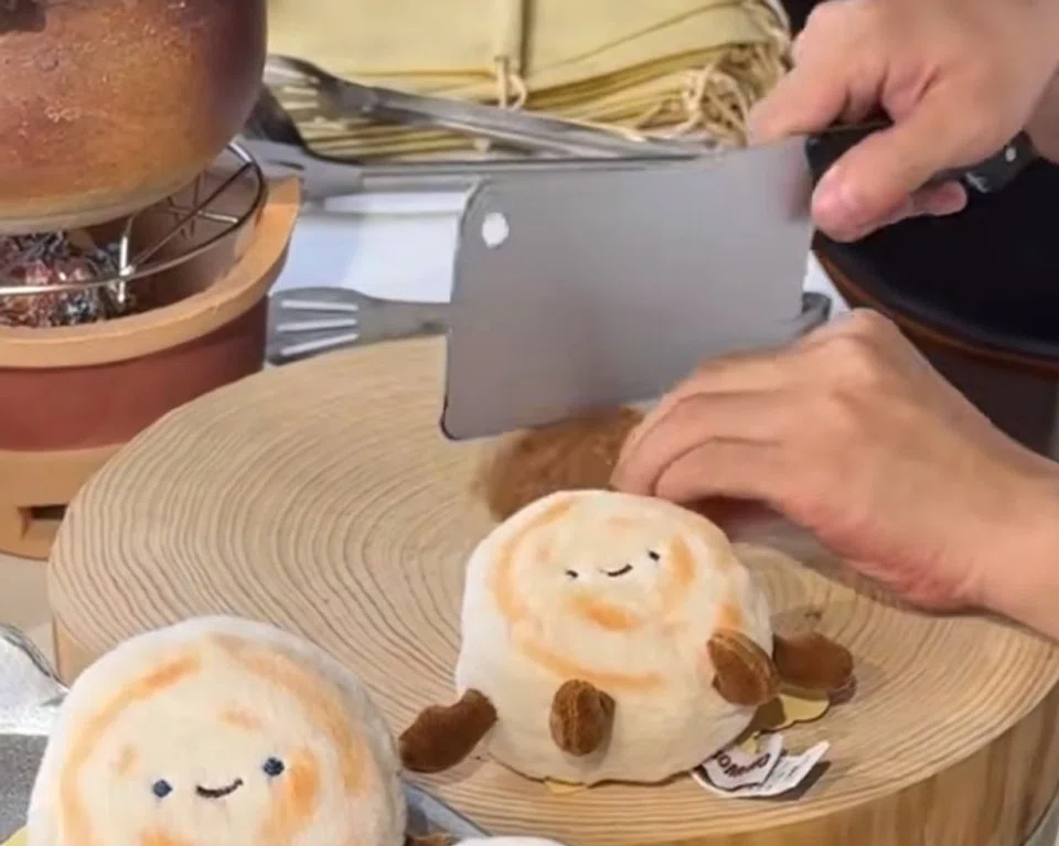 “Rong momo” (绒馍馍), inspired by the traditional meat sandwich known as roujiamo (肉夹馍), went viral in China. (Screenshot from Weibo video)