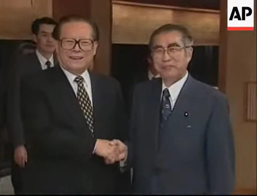 A screen grab from a video featuring Chinese President Jiang Zemin (left) and Japanese Prime Minister Keizo Obuchi in November 1998, during Jiang’s visit to Japan. (Internet)