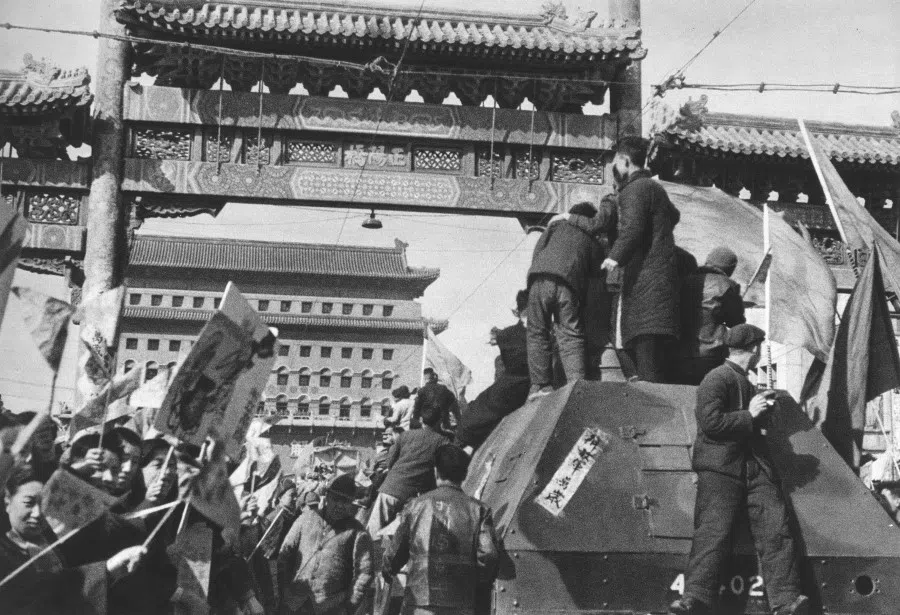 In early 1949, the People's Liberation Army was welcomed by the masses as they entered Beiping.