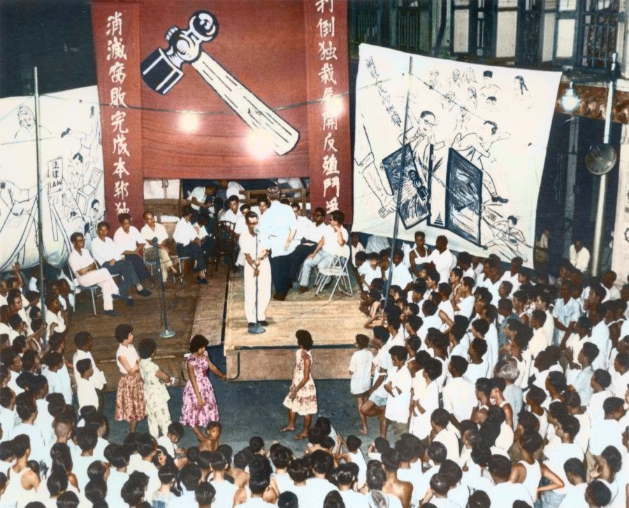 A political rally by the Workers' Party (WP), 1960. The Chinese slogans call for defeating authoritarianism and fighting colonialism, eliminating corruption and achieving independence. While the WP used to hold a majority of seats, it got caught up amid strong leftism and anti-colonial movements.
