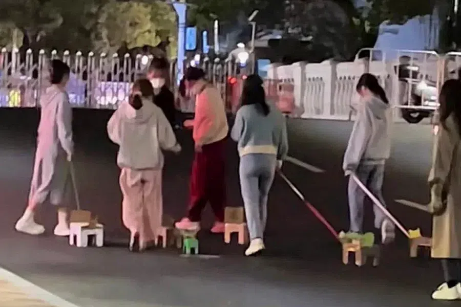 During the pandemic, some universities were locked down. University students walked their "paper dogs" to relieve stress. (Internet)