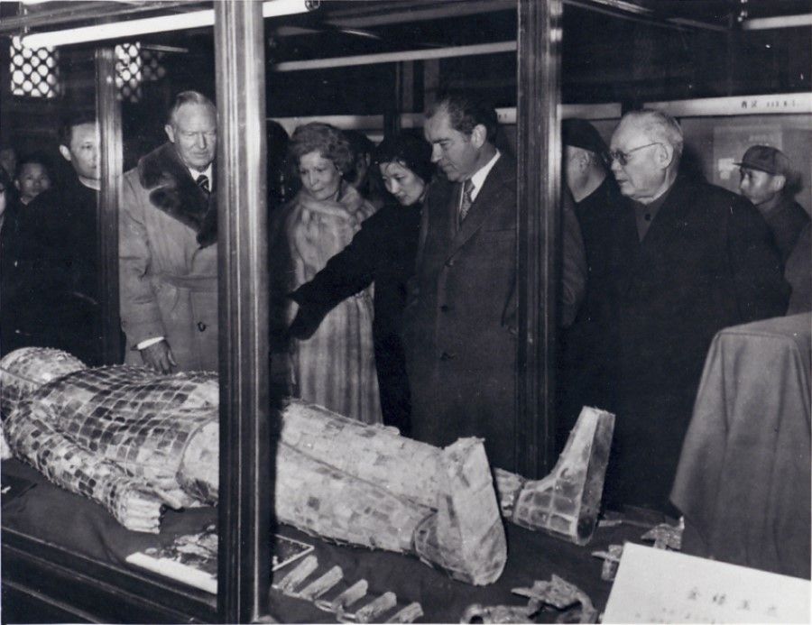 In 1972, President Nixon viewed China's historical heritage, the golden thread coat.