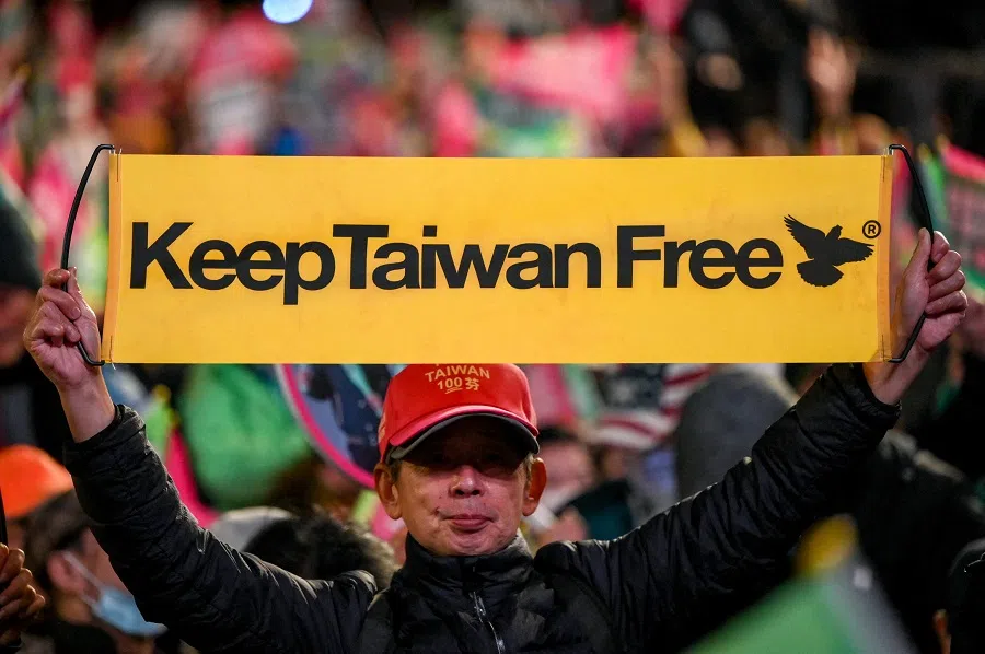 A supporter of Lai Ching-te, the presidential candidate of the ruling Democratic Progressive Party (DPP), holds a banner during a campaign rally ahead of Taiwan's presidential elections in Taipei, Taiwan, on 11 January 2024. (Sam Yeh/AFP)