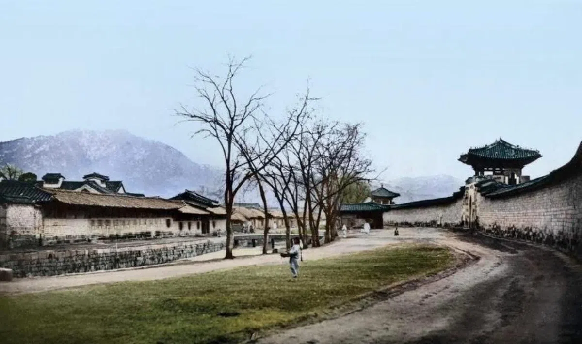 A courtyard within Gyeongbokgung Palace, circa 1900.