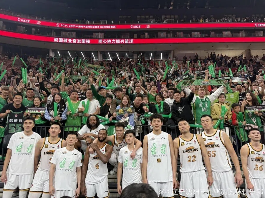 The Liaoning basketball team and their supporters in Shenzhen City. (Liaoning Basketball Team/Weibo)