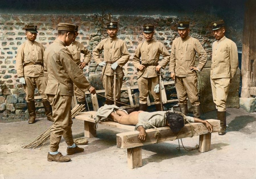 Japanese troops cruelly torturing Korean anti-Japanese elements, 1910s. This left a deep scar in the minds of the Korean people.