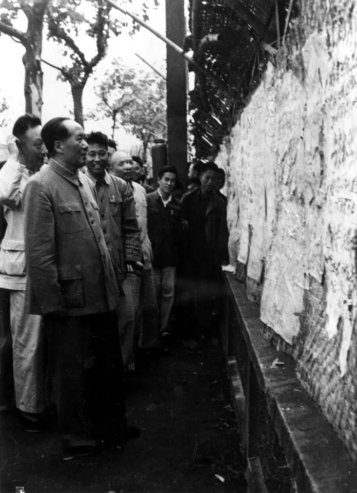 In 1957, the Communist Party Central Committee launched the "Hundred Flowers Campaign" to encourage intellectuals to speak out. The photo shows Mao Zedong inspecting big-character posters posted by workers in a Shanghai factory.