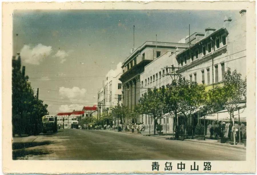 A general scene of Zhongshan Road in Qingdao, 1950s. (Wikimedia)