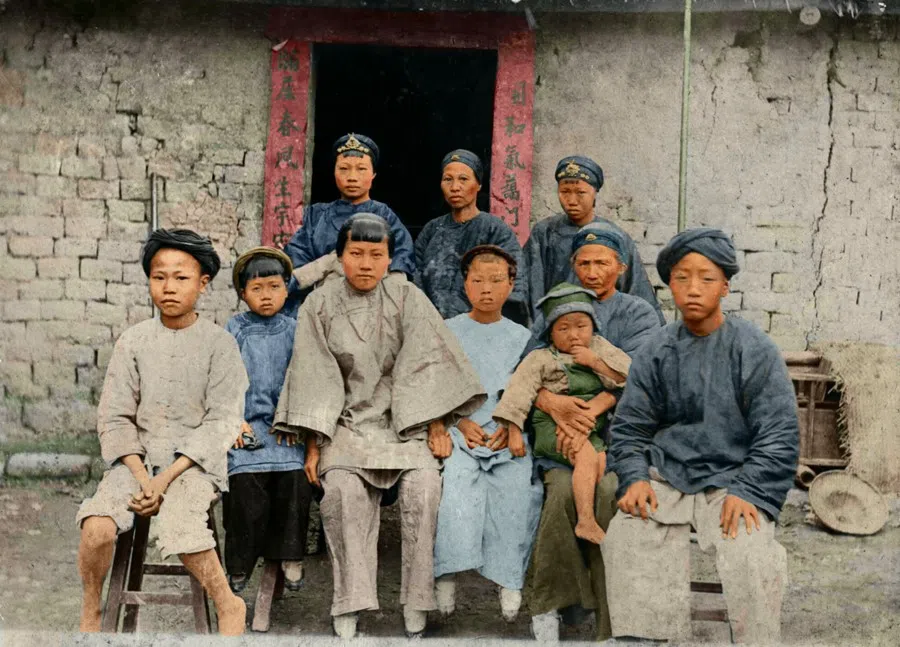 An earth hut in Taiwan's countryside, 1901. The residents migrated from Fujian and Guangdong provinces in mainland China, taking on farming work.