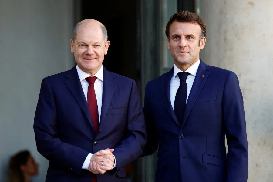 French President Emmanuel Macron welcomes German Chancellor Olaf Scholz before a meeting at the Elysee Palace in Paris, France, 26 October 2022. (Sarah Meyssonnier/Reuters)