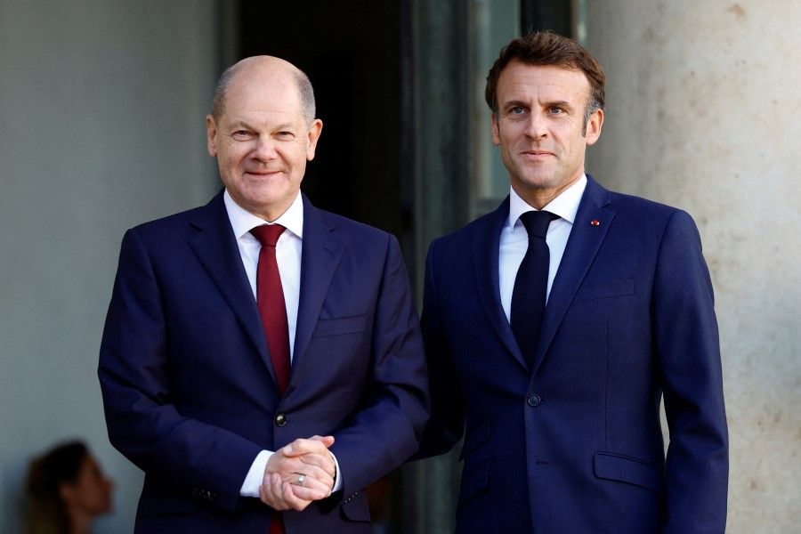 French President Emmanuel Macron welcomes German Chancellor Olaf Scholz before a meeting at the Elysee Palace in Paris, France, 26 October 2022. (Sarah Meyssonnier/Reuters)