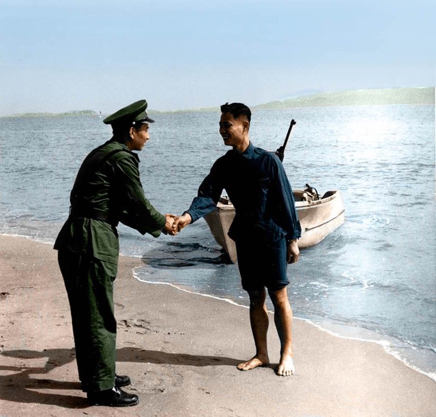 An officer of the KMT's 81st Division stationed on Kinmen arriving by boat at Xiamen and surrendering to the PLA, 1957.