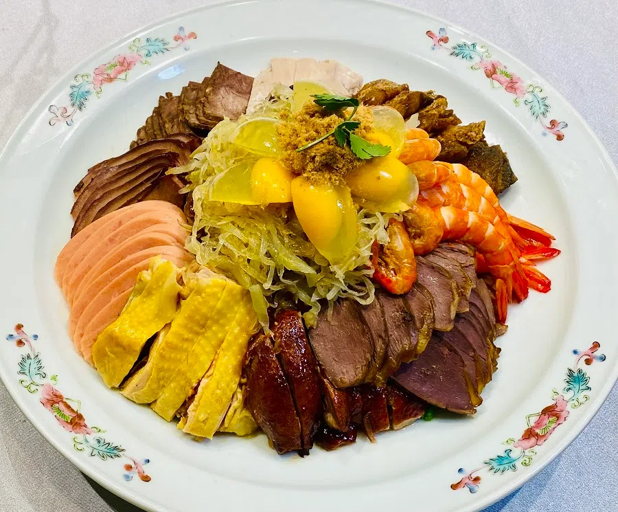 A Shanghainese cold dish called 老八样 (lit. “old eight items”), which includes chicken, duck, beef, fish, prawns and other ingredients. (Shen Jialu)